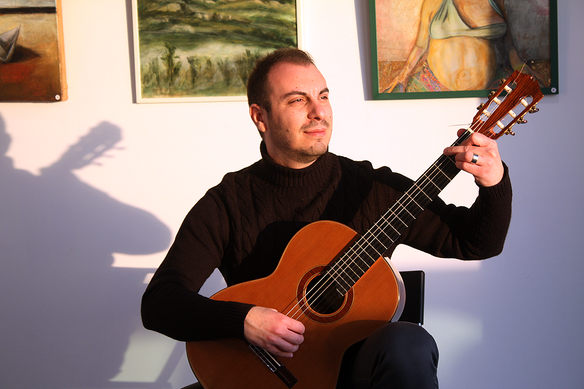 Davide Di Pinto alla chitarra classica, mentre esegue i suoi brani